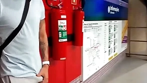 Macho safado se exita na estação de metr0 e se alivia com a puta oferecida ( completo no overheated e subscrição)