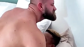 Ricardo baiano levando uma surra de cu swing thebeardx que deu uma sentada gostosa nos 24cm swing baiano