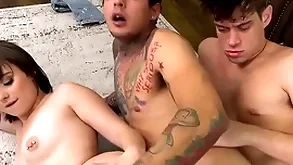 Bisex 3some crumbs thither yawning chasm gender familiarize