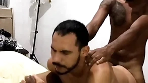 Dois amigos pauzudos enchendo meu rabo de leite (completo only slightly red) maax puto karioca e leom ogro
