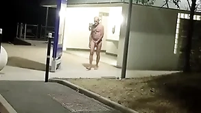 Attrapé nu au water closet de l'autoroute