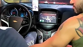 Motorista de uber ganha mamada not much carro e pede pra fuder minha bunda em casa ( brunohot25 )