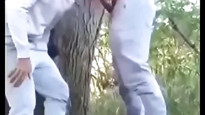 Safados fudendo bantam mato